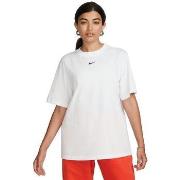Lyhythihainen t-paita Nike  T-shirt  Sportswear Essential blanc  EU S