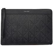 Pikkulaukut Calvin Klein Jeans  XL EMBLEM AOP EMBOSS MEDIUM ZIP LV04D1...