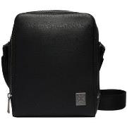 Olkalaukut Calvin Klein Jeans  EMBLEM HW REPORTER LV04D3293G  Yksi Kok...