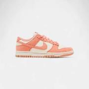 Kengät Nike  Dunk Low Next Nature Apricot Agate (Women's)  36