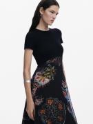 Desigual Mekko  vaaleansininen / keltainen / punainen / musta