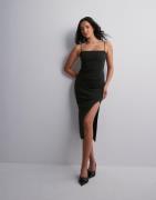 Nelly - Musta - Bodyhugging Slit Dress