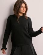 Selected Femme - Musta - Slflulu Ls Knit Frill Cuff O-Neck N