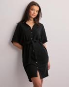 Pieces - Musta - Pcvinsty Ss Shirt Dress