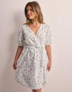 JDY - Kukallinen - Jdymace 2/4 Wrap Dress Wvn