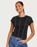 Levi's - Musta - Inside Out Seamed Tee