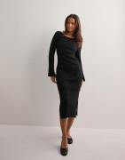 Only - Musta - Onlmeddi Ls Boatneck Dress Cc Knt