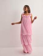 Nelly - Vaaleanpunainen - Flouncy Maxi Dress