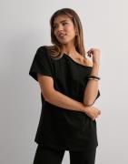 Nelly - Musta - Slouchy Shoulder Tee