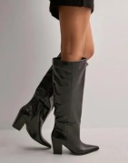 Nelly - Musta - Wide Leg Pointy Boot