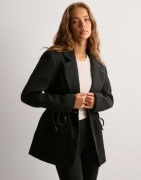 Malina - Musta - Elodie drawstring boucle blazer