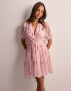 Neo Noir - Vaaleanpunainen - Wendi Flower Crepe Dress