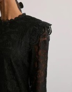 Pieces - Musta - Pcolline Ls Lace Top Noos