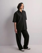 Woodbird - Musta - WBBanks Plisse Shirt