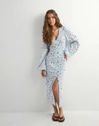 Nelly - Kukallinen - Buttoned Structure Dress