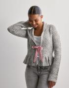Nelly - Harmaa - Flounce Tie Jacquard Knit Cardigan