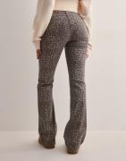 Nelly - Ruskea - Low Waist Bootcut Leo Jeans