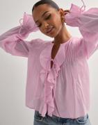 Nelly - Vaaleanpunainen - Stunning Flounce Blouse
