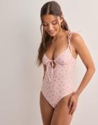 Nelly - Vaaleanpunainen - Hidden Secrets Swimsuit