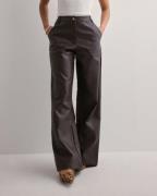Neo Noir - Ruskea - Pinur Faux Leather Pants