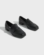 Nelly - Musta - Square Toe Loafer