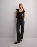 Nelly - Musta - Cute Frill Tie Top