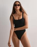 DORINA - Musta - Wavy Swimsuit