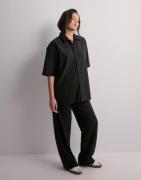 Woodbird - Musta - WBBanks Plisse Shirt