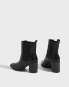 Nelly - Musta - Pointy Chelsea Heeled Boot