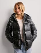 Nelly - Musta - Everyday Shiny Puffer Jacket