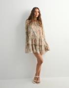 Vero Moda - Kukallinen - Vmstarry Ls Ruffle Mini Dress Exp