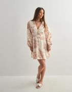 Neo Noir - Kukallinen - Milly Emb Rose Dress