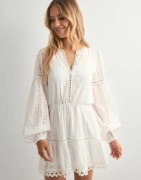 Nelly - Valkoinen - Embroidered Dress