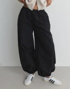 Nelly - Musta - Balloon Pants