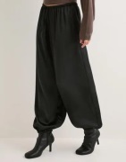 Gina Tricot - Musta - Satin balloon trousers