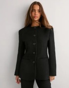 Malina - Musta - Carol Fitted Round Neck Blazer