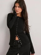 Nelly - Musta - Front Button LS Top