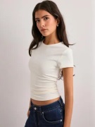 Nelly - Valkoinen - Sculpting Tee