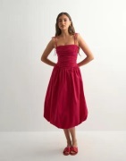 Nelly - Punainen - Tied Balloon Dress