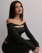 Nelly - Musta - Off Shoulder Buckle Top